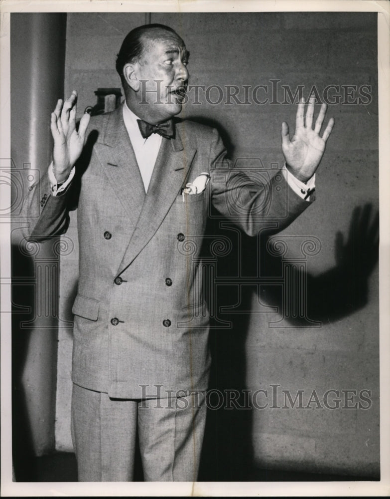 1977, Noel Coward in rehearsals for the Ford Star Jubilee production - Historic Images