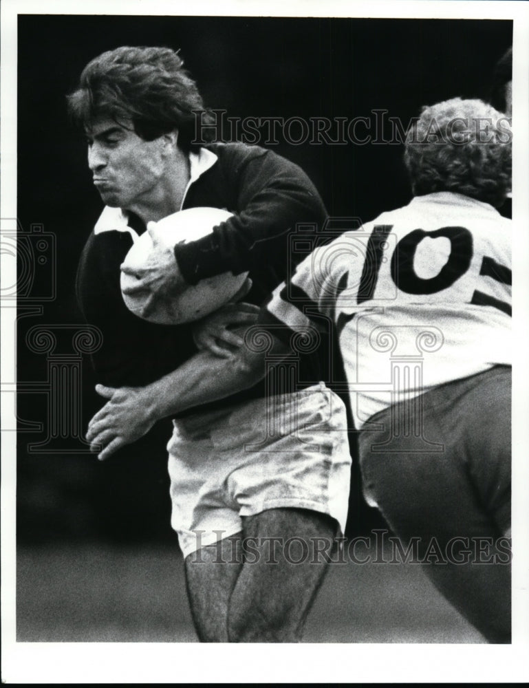 1988 Press Photo Rugby player from Detroit Terry Welsh tries to wrestle the ball - Historic Images