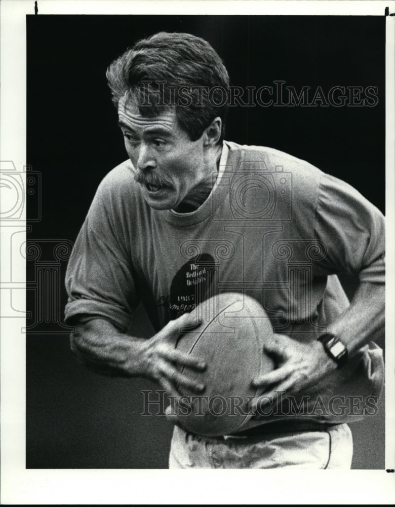 1988 Press Photo Jim Burke of Cleveland Heights carrying the rugby ball - Historic Images
