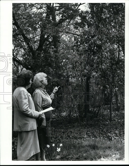 1989 Press Photo Jean Hudson Curator & Flo Margolis, of Shaker Historical Museum - Historic Images