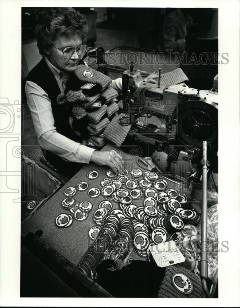 1986 Press Photo Sue Belviso, sewer at Rossmo Industries in Twinsburg - Historic Images