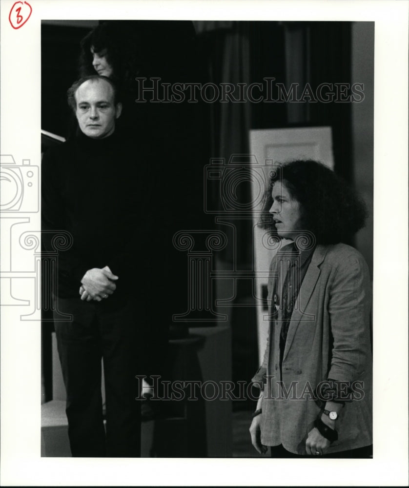 1990 Press Photo Stephanie Hrbek directing the cast of Breaking Through - Historic Images