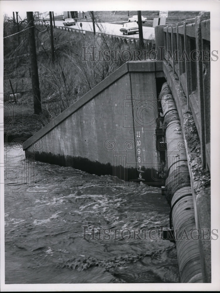 1964, 7ft level mark at Chagrin River, Eastlake Bridge - cvb31957 - Historic Images