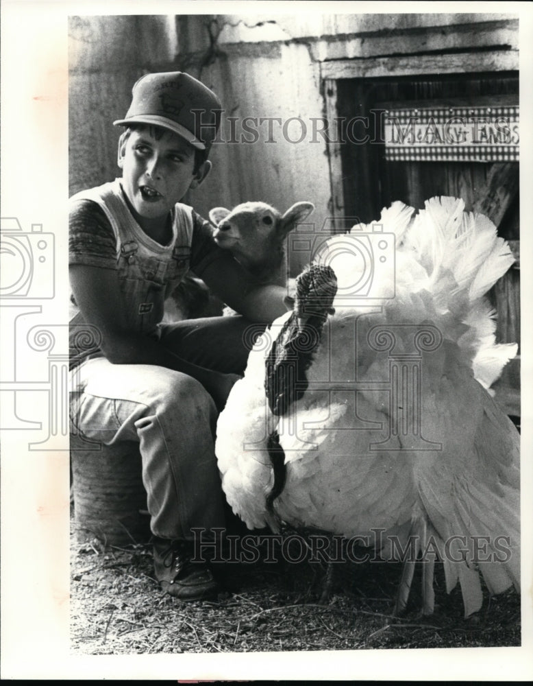 1981 Press Photo James Praisler with Thomas the Turkey at Berea Fair - Historic Images