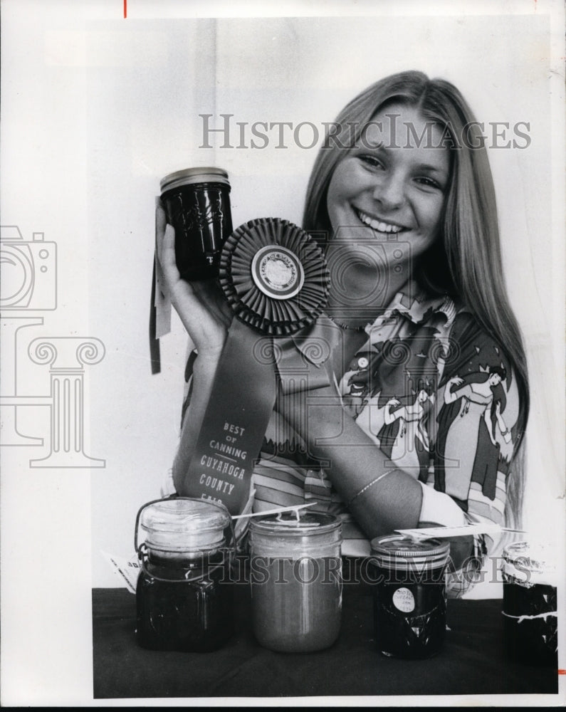 1976 Press Photo Jane Lohn holds Best Home Canned Item at Cuyahoga County Fair - Historic Images