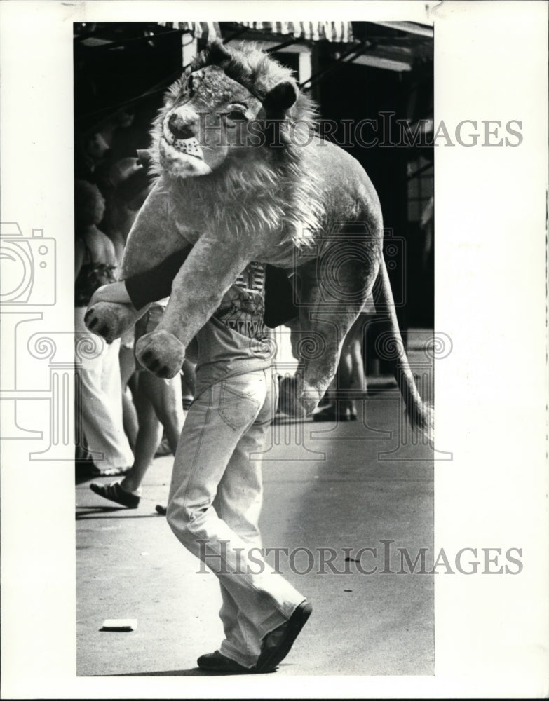 1982 Press Photo Eric Morrison won the lion at a Shuffleboard Game, Cuyahoga Co - Historic Images