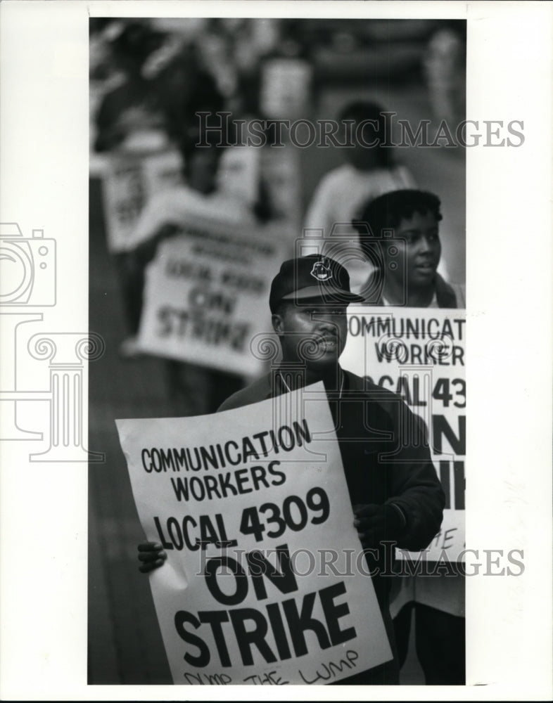 1989 Press Photo Ohio Bell strikers picket-erieview plaza - cvb32167 - Historic Images