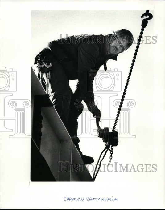 1986, Cameramen Santamaria -construction worker - cvb32170 - Historic Images