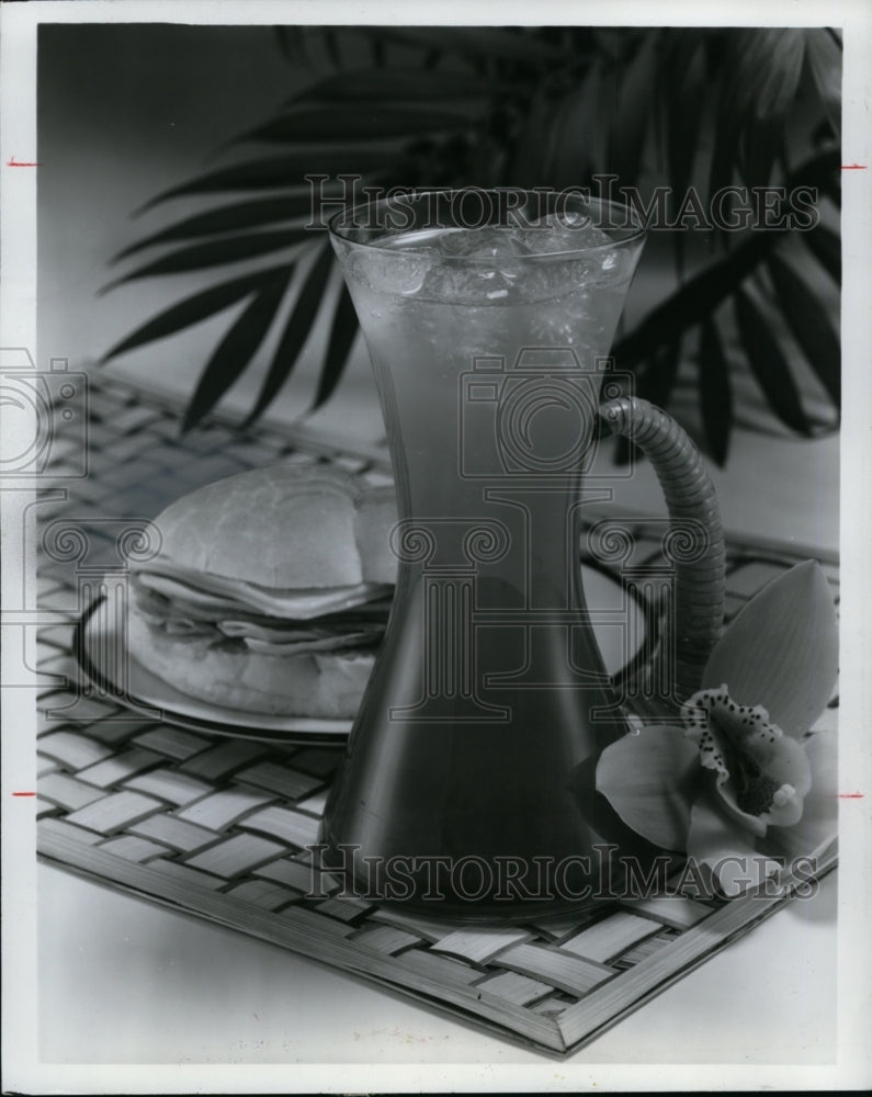 1977 Press Photo Lanai cooler-beverage - cvb32174 - Historic Images