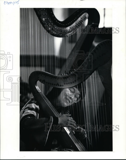 1990, Harpitst Jocelyn Chang with a new harp - cvb32238 - Historic Images