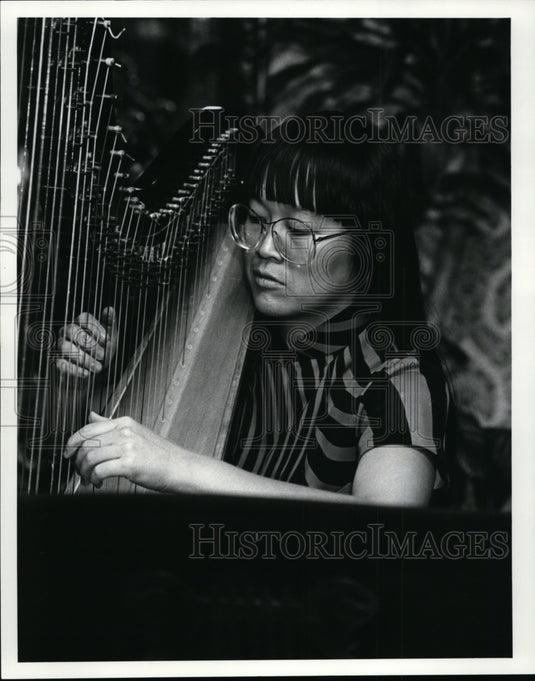 1986 Press Photo Jocelyn Chang, Harpist at the Cardon Rouge Restaurant - Historic Images