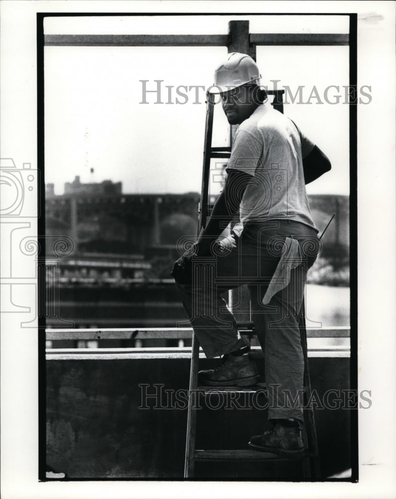1986 Press Photo Fred Foster, construction worker street fashion by Janet McCue - Historic Images