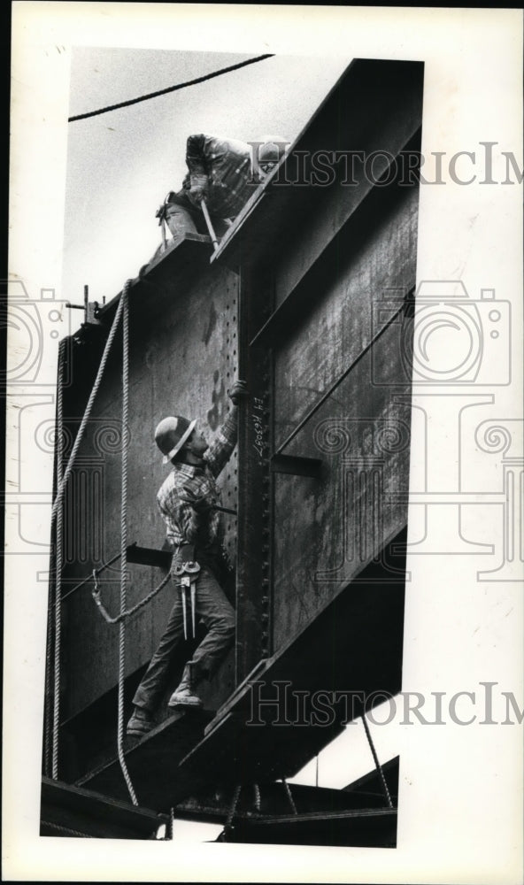 1979 Press Photo Construction industry workers on duty - cvb32248 - Historic Images