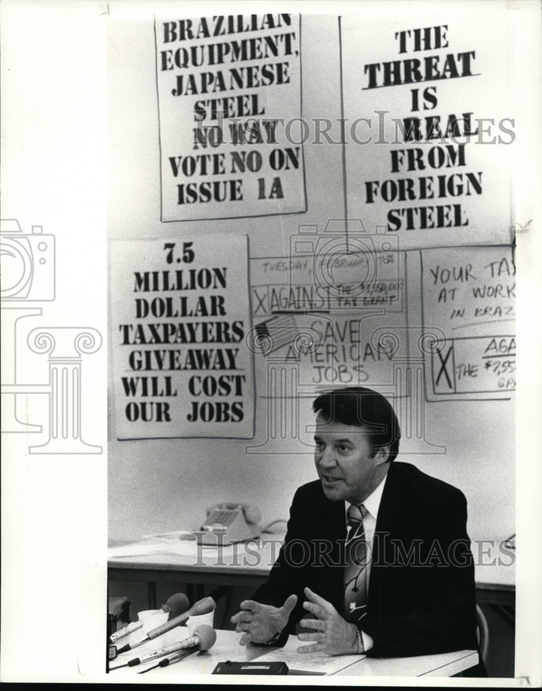 1984 Press Photo Frank Valenta explains their issue during Press Conference - Historic Images