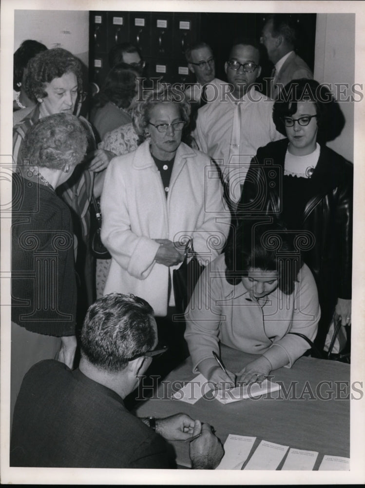 1964 Press Photo Deputy Auditor Leonard Davis, Auto registration Bureau - Historic Images