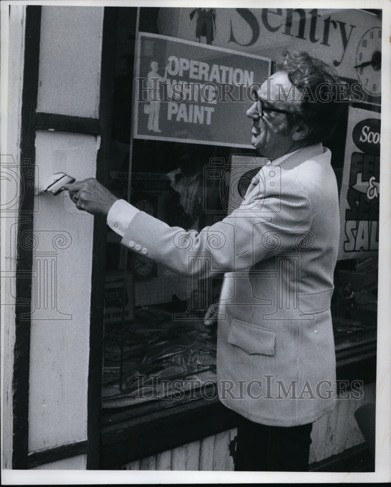 1973 Press Photo Mayor Ralph J. Perk on Operation White Paint - cvb32415 - Historic Images