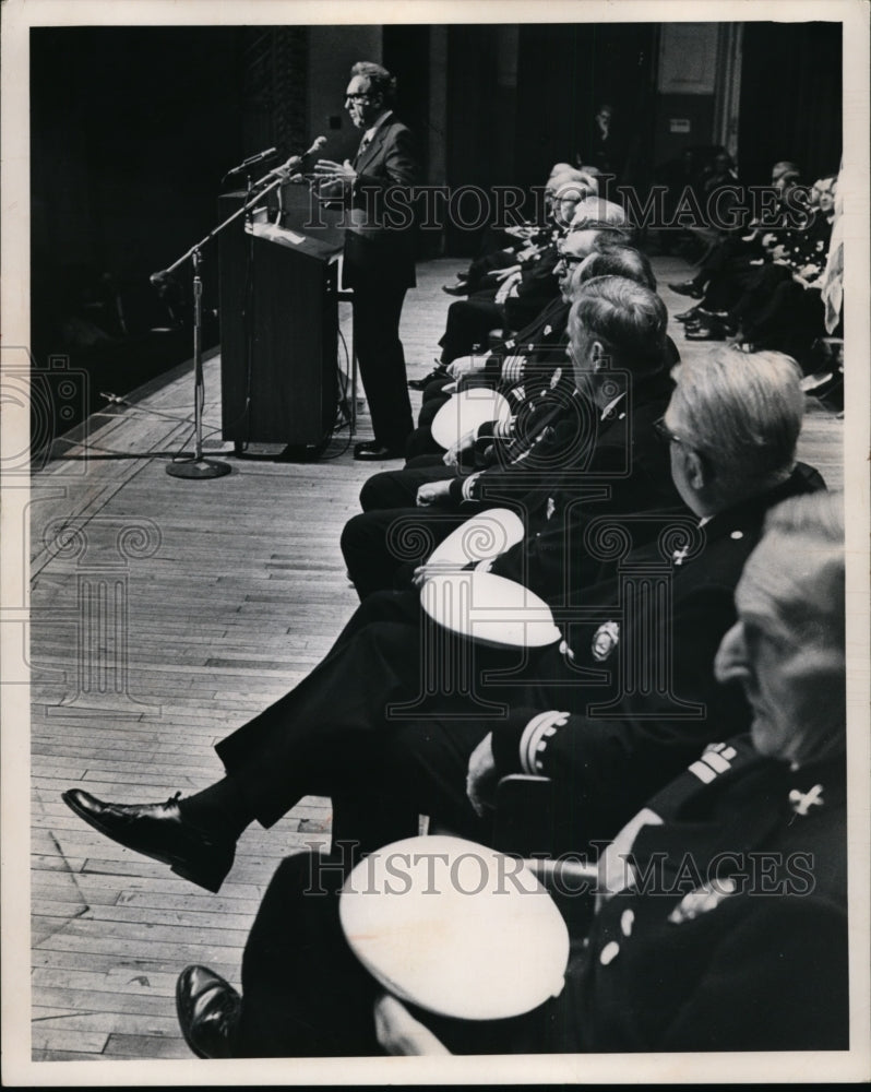 1972 Press Photo Mayor Ralph Perk addresses police and firemen at pay meeting - Historic Images