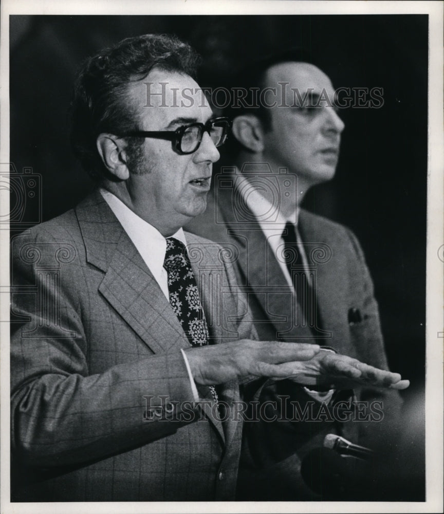 1973 Press Photo Mayor Perk and Dr. Robert Ward-Summer Youth Program address - Historic Images