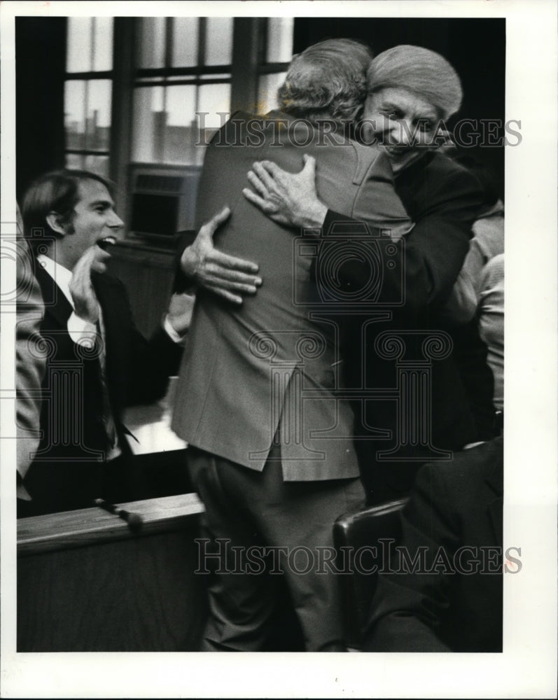 1981 Press Photo Andrew Slivka empraces his attorney for the day - cvb32446 - Historic Images