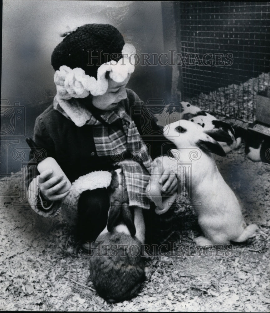 1975 Press Photo Bridget Frick at Children's Farm, Brookside Park, Cleveland - Historic Images