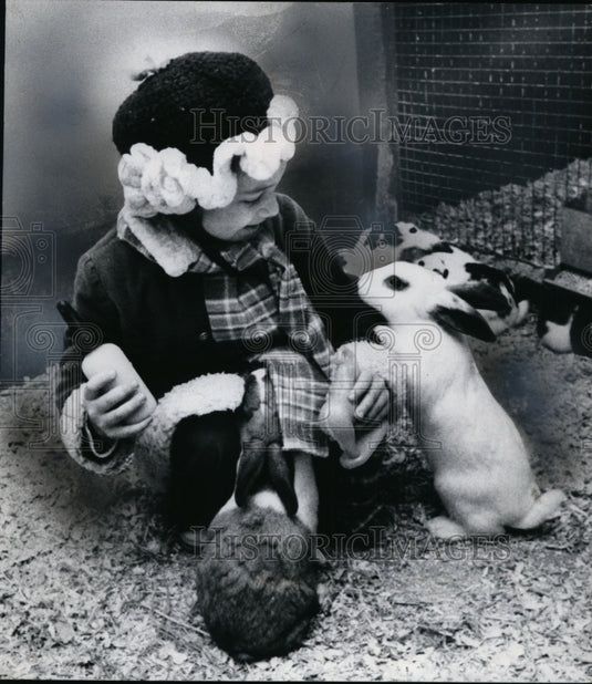 1975 Press Photo Bridget Frick at Children's Farm, Brookside Park, Cleveland - Historic Images