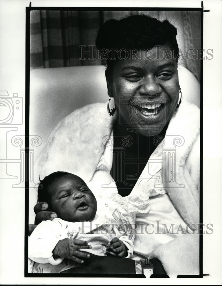 1988 Press Photo Jennifer Hicks holds her son, Kenneth Bridges - cvb32466 - Historic Images