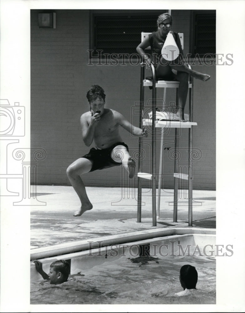 1989 Press Photo Shaen Meadows, 15, Jumps into the new Halloran Pool - Historic Images