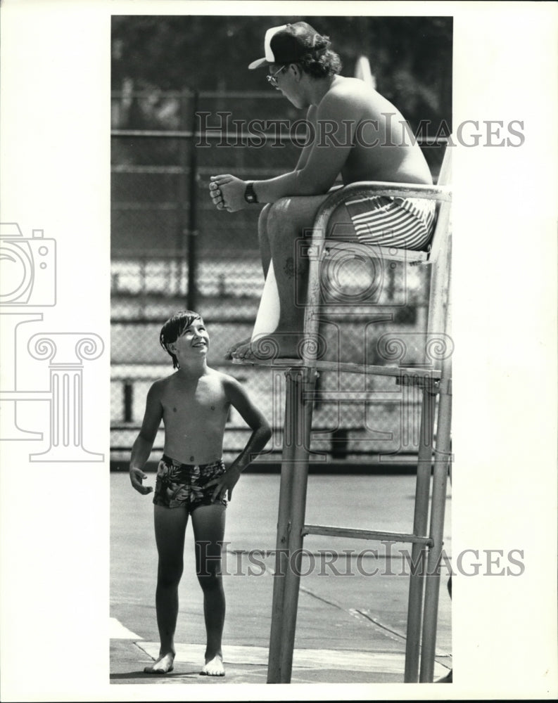 1988 Press Photo Mark Farrar talks to City of Cleveland lifeguard Eric Klonowski - Historic Images