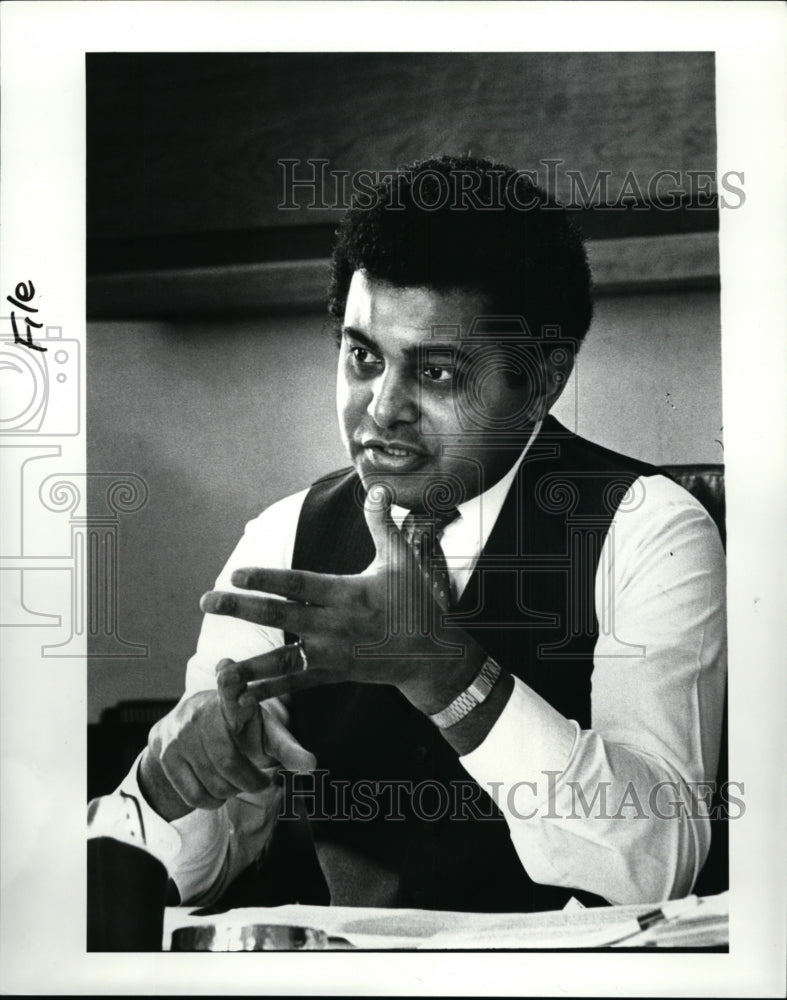 1986 Press Photo Steven A. Minter, director of the Cleveland Foundation - Historic Images