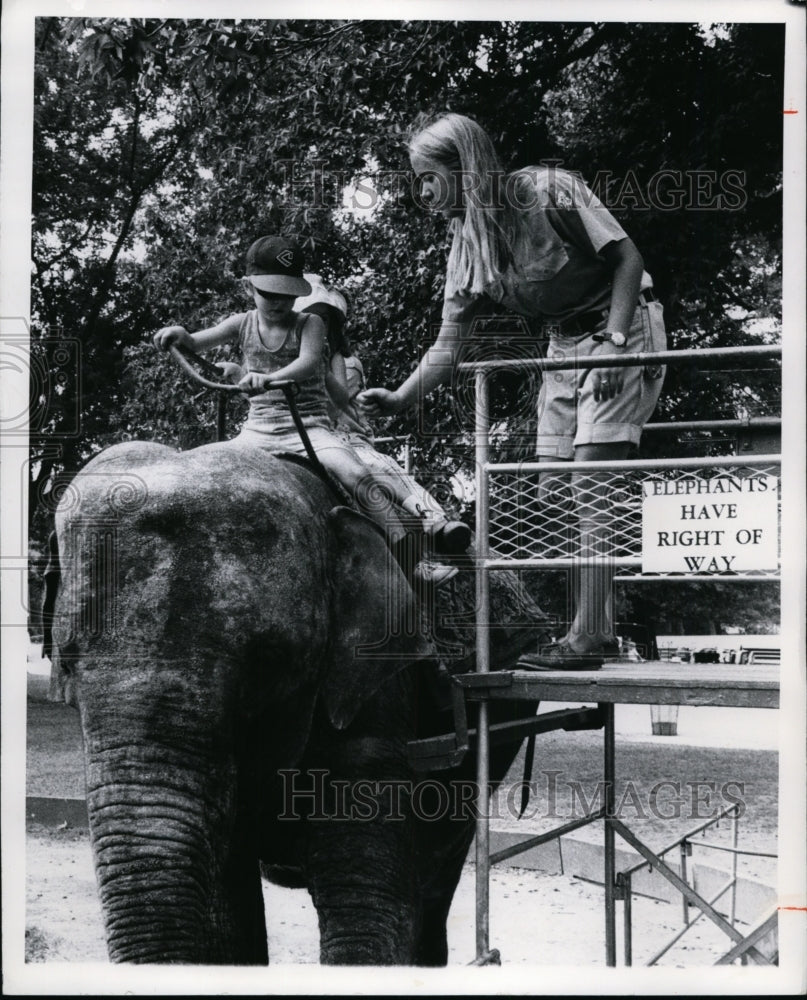 1975, Anne Meyer, 19, 2318 Delamere Dr. Cleve loads kids on elephant - Historic Images