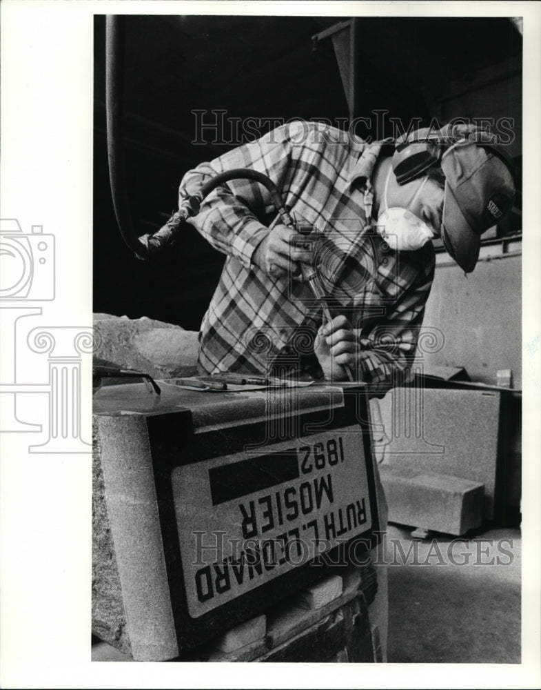 1988 Press Photo Teoder Stroie, sculptor of Kotecki Monument - cvb32592 - Historic Images