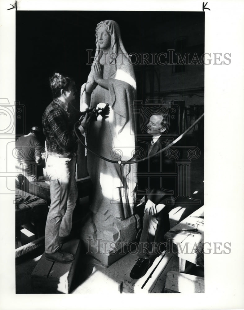 1986 Press Photo Teocor Stroie applies Power Chisel to statue of the Virgin Mary - Historic Images