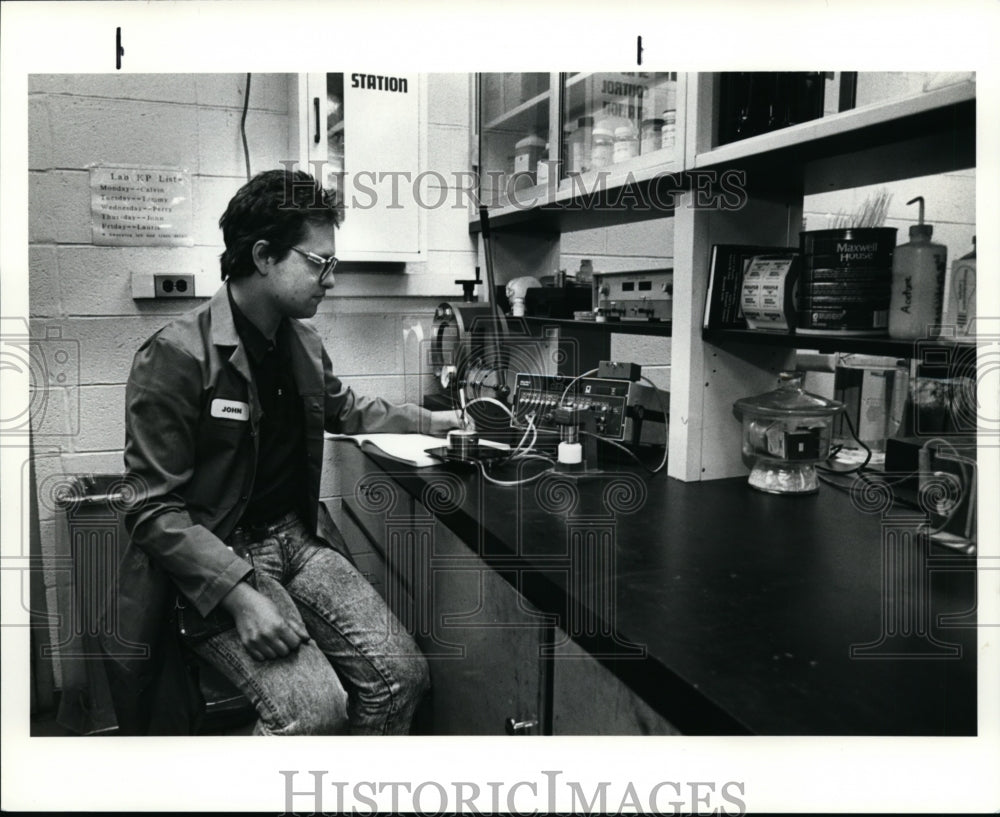 1991 Press Photo John Campbell, Lab Research Technician at the Americhem Co - Historic Images