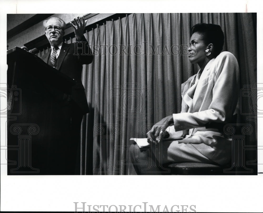 1989 Press Photo Dr John Willke & Faye Wattleton speaking at the City Club - Historic Images