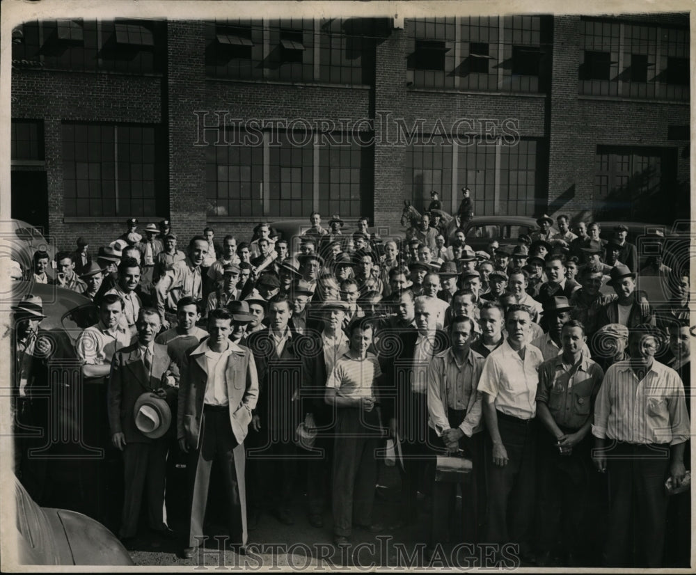 1946 Press Photo Part of 200 workers locked out at 4208 St. Clair - cvb32687 - Historic Images