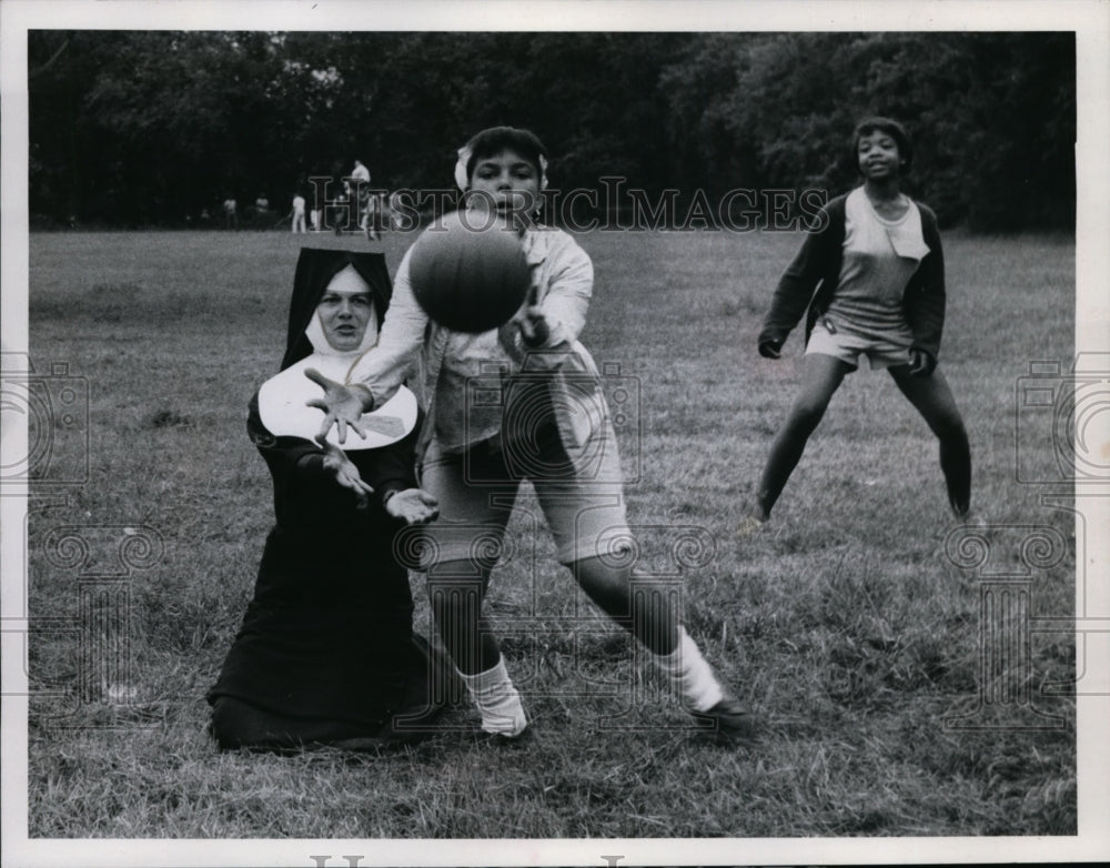 1967 Press Photo Demonstrating great volleyball form to her transition student - Historic Images