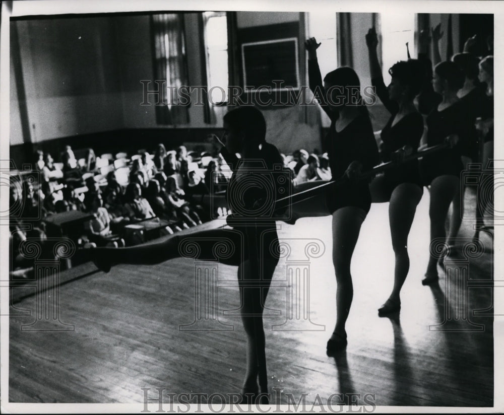 1971 Press Photo Fairmount Center Dance Company at Villa Angela Academy - Historic Images