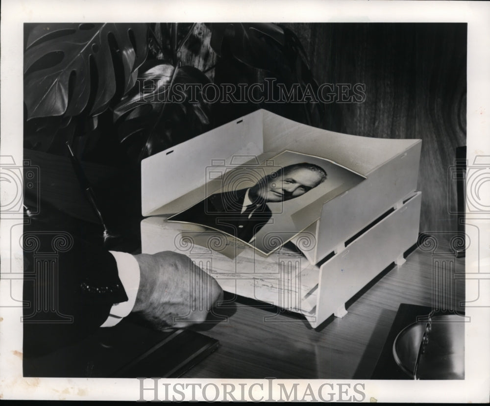 1967 Press Photo Letter trays made by Rubbermaid may be found on desk in many pa - Historic Images