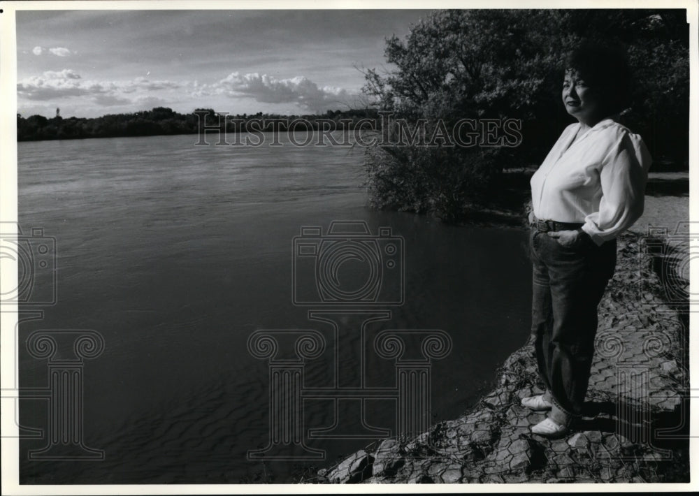 1993 Press Photo Paula Gunn Allen stands next to Rio Grande River in New Mexico - Historic Images