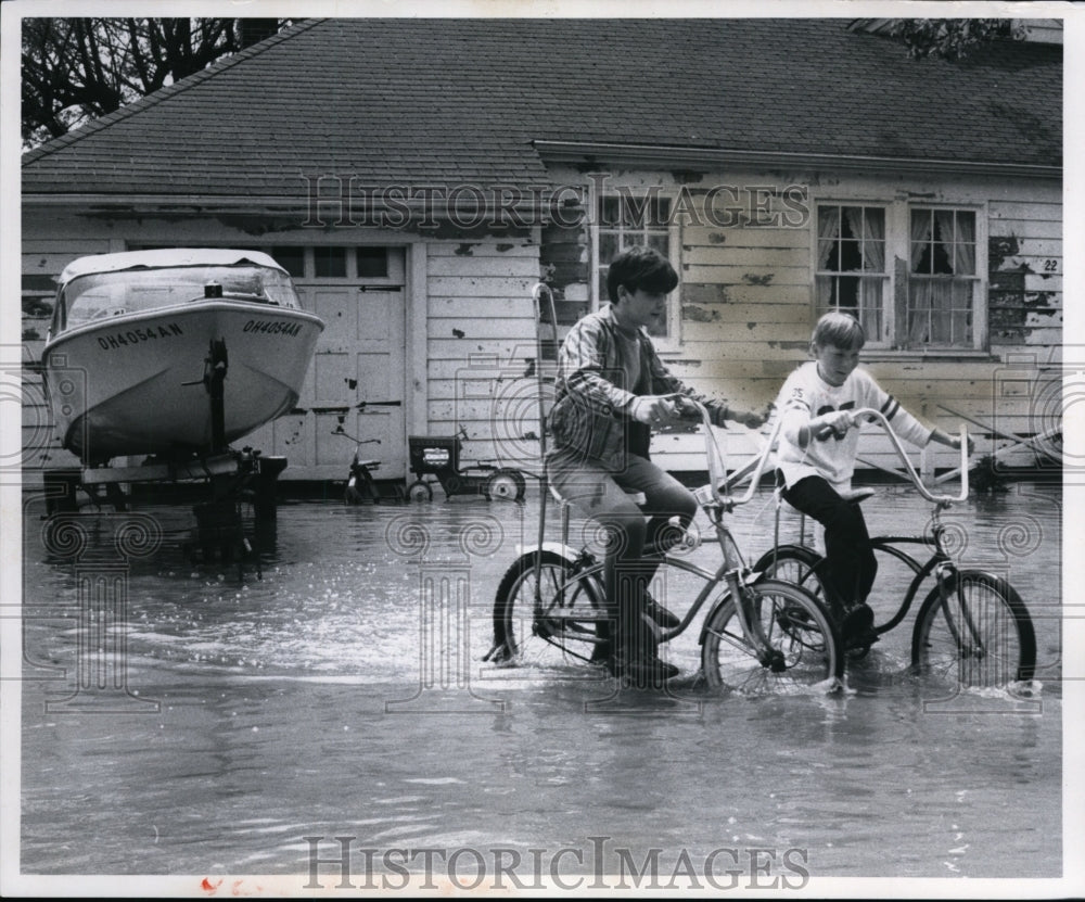 1969 Press Photo Dan Zabarsky &amp; Tim Corbett, explore water at 22 River Drive - Historic Images