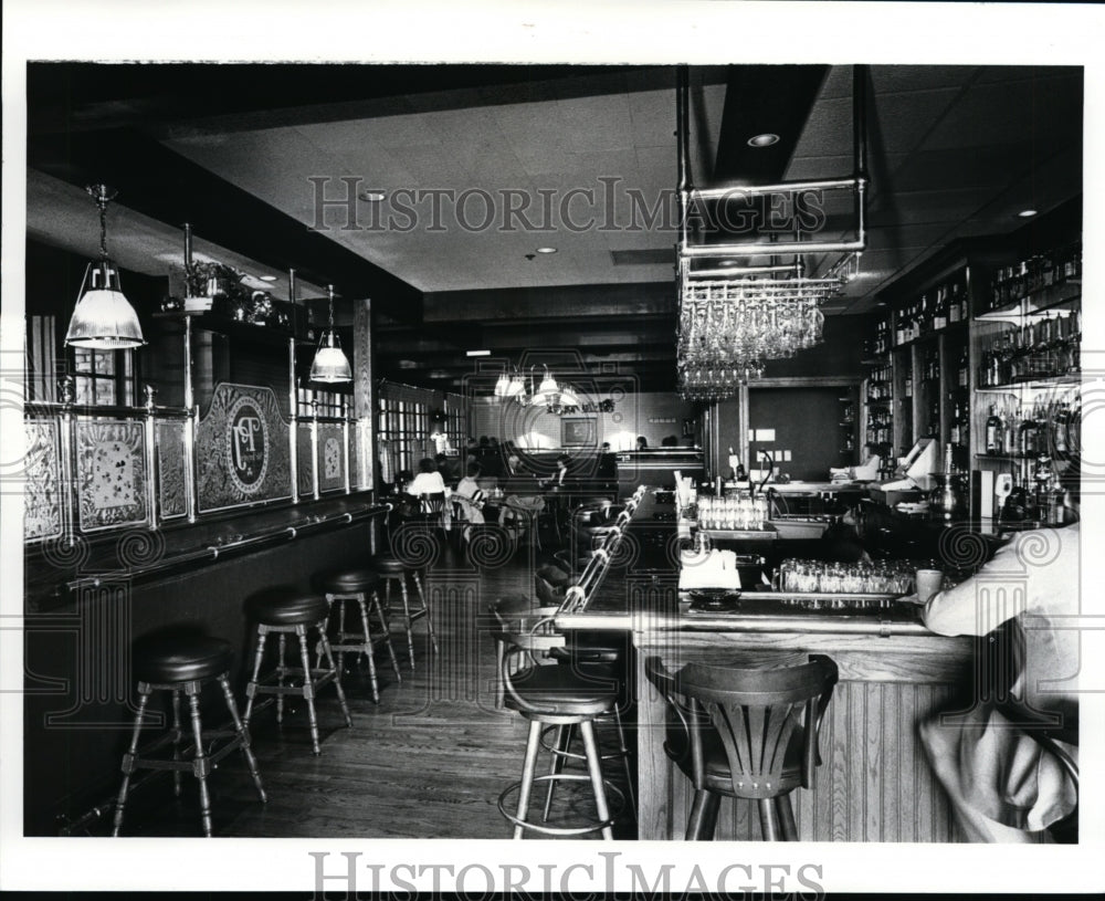 1987 Press Photo P.J. McIntyre Restaurant at Great Northern Mall - cvb32888 - Historic Images