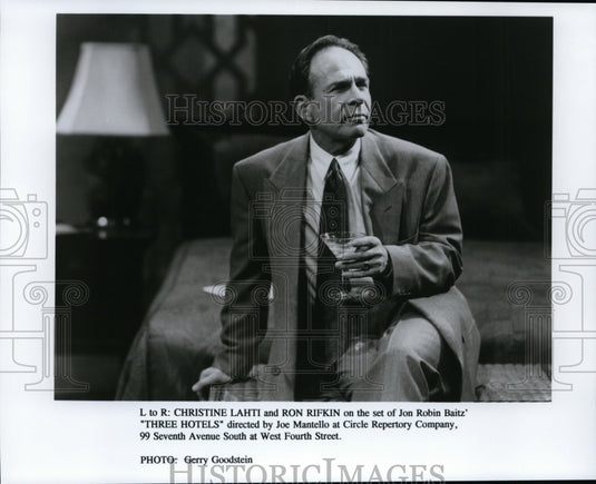 1993 Press Photo Actor Ron Rifkin acts in the play "Three Hotels" - cvb33000 - Historic Images