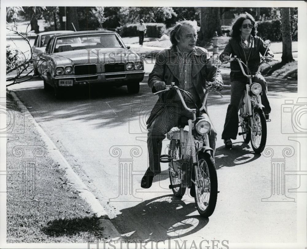 1978 Press Photo Mr. and Mrs. Bill Hansen Ride Mopeds - cvb33015 - Historic Images