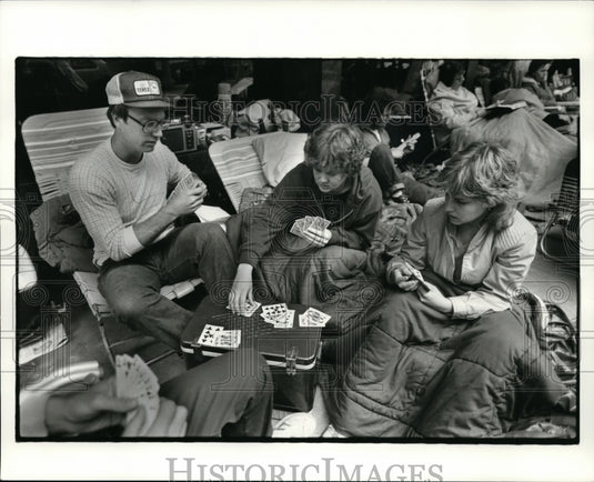 1983 Press Photo George Guzauskas and Wife Ann Play Cards with Sister Eileen - Historic Images