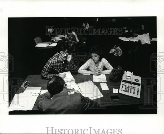 1983 Press Photo Tim and Donna Whittaker meet with Ameritrust Office Banker - Historic Images