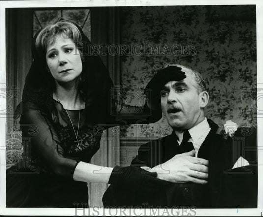 1986 Press Photo The lead actor and actress acts in the play "Loot" - cvb33028 - Historic Images
