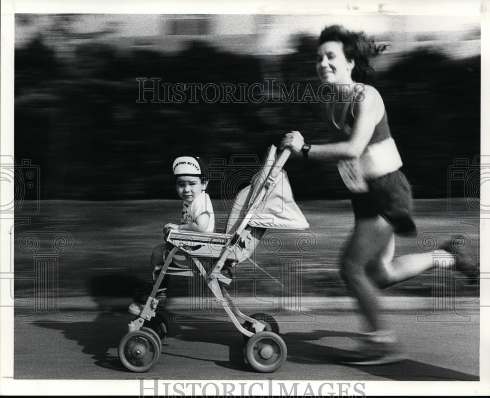 1995 Press Photo Liz Marx and her baby Joshua- Memorial Day Running activity - Historic Images