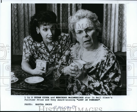 1961 Press Photo: "Lost in Yonkers" with Susan Giosa & Mercedes McCambridge-Historic Images