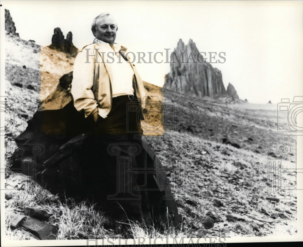 1993 Press Photo Writer Tony Hillerman on Navajo reservation in Albuquerque - Historic Images