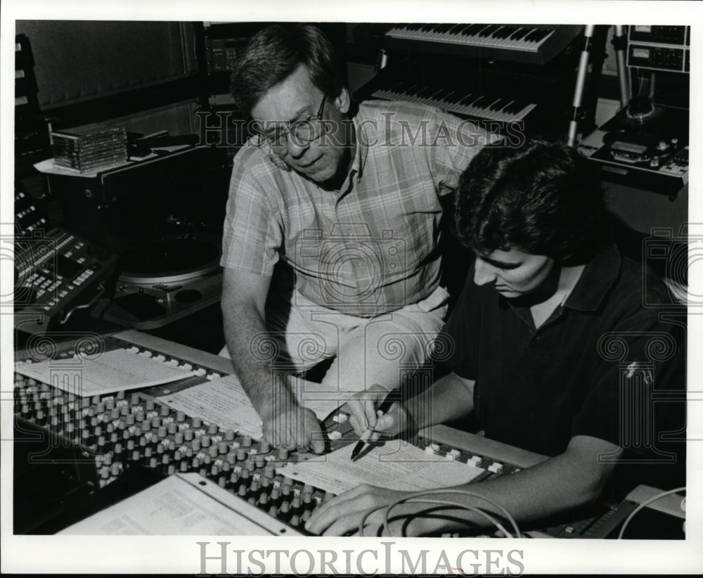 1989 Press Photo Paul King and Jeff Gates on mixing voard - cvb33120 - Historic Images